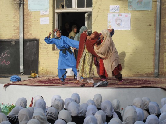 Παίζοντας με τη Φωτιά (2014) 04