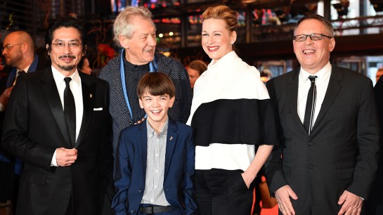 Die Schauspieler Hiroyuki Sanada (Japan, l-r), Ian McKellen (Großbritannien), Milo Parker, Laura Linney (USA) und US-Regisseur Bill Condon kommen am 08.02.2015 in Berlin während der 65. Internationalen Filmfestspiele zur Premiere des Films "Mr. Holmes". Der Film läuft im Wettbewerb. Die Berlinale findet vom 05. bis zum 15.02.2015 statt. Foto: Britta Pedersen/dpa