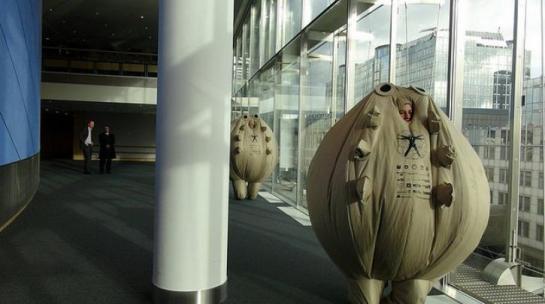 Πεθαίνοντας στο Γέλιο 02